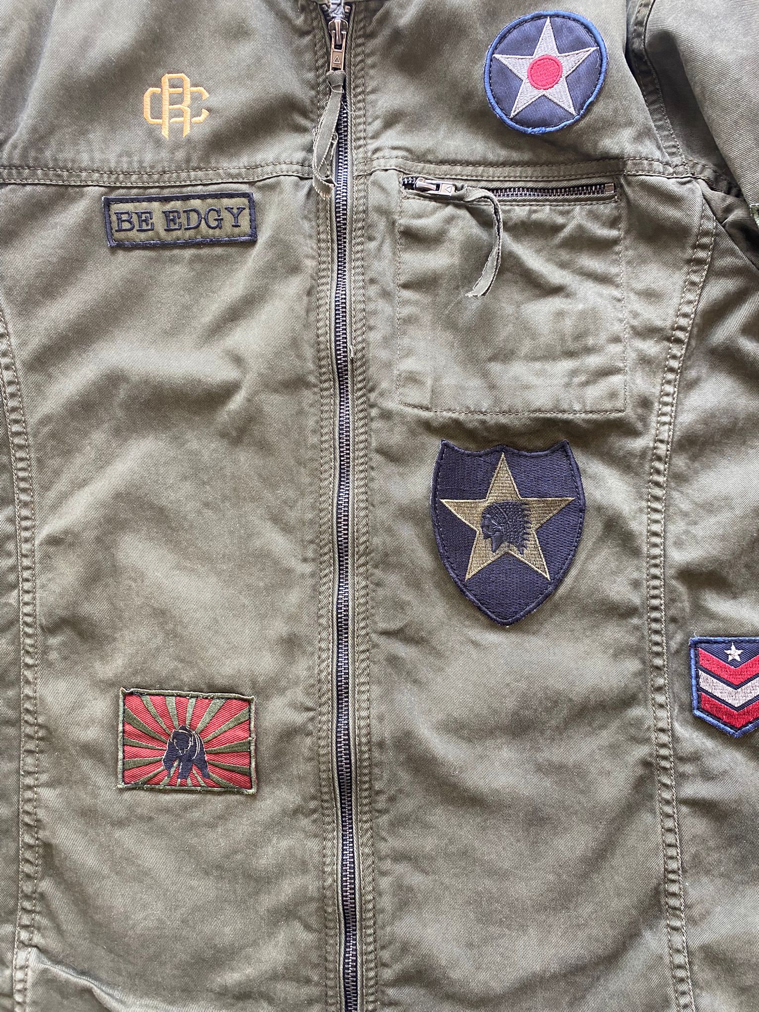 RealCustomeyer® Motorradjacke – Grüner Statement-Look mit Stickerei & Aufnähern